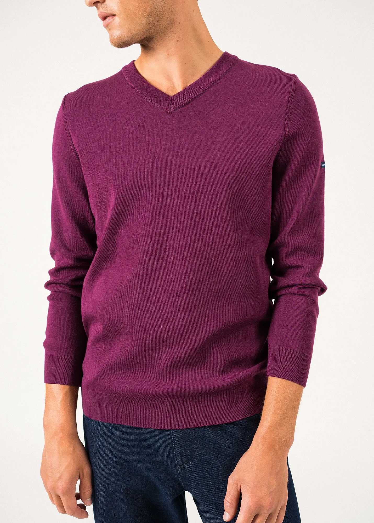 Cuirassé V neck jumper - in soft wool (PRUNE)